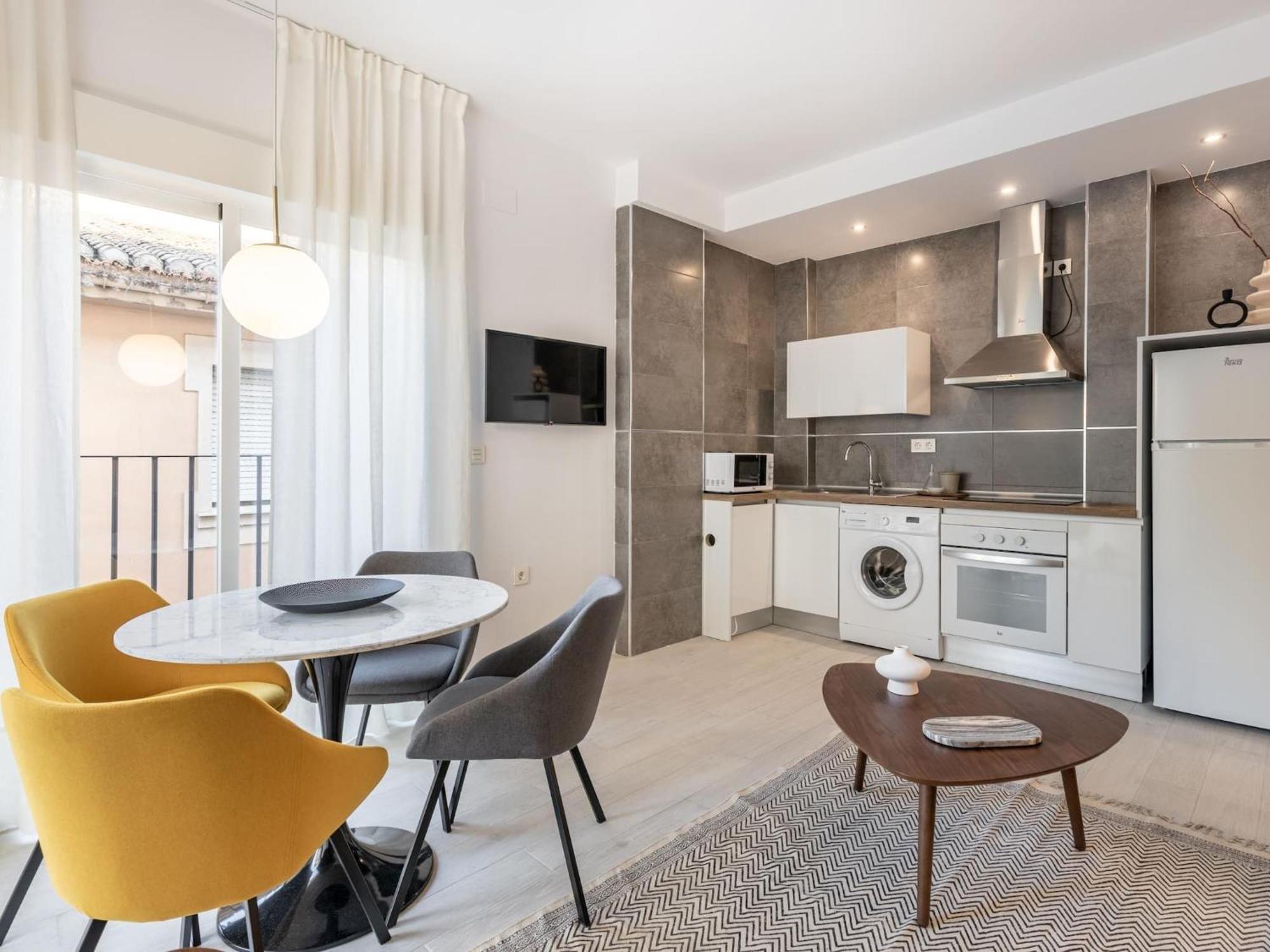 Central Stylish And Elegant 1 & 2 Bedroom Apartments III グラナダ エクステリア 写真